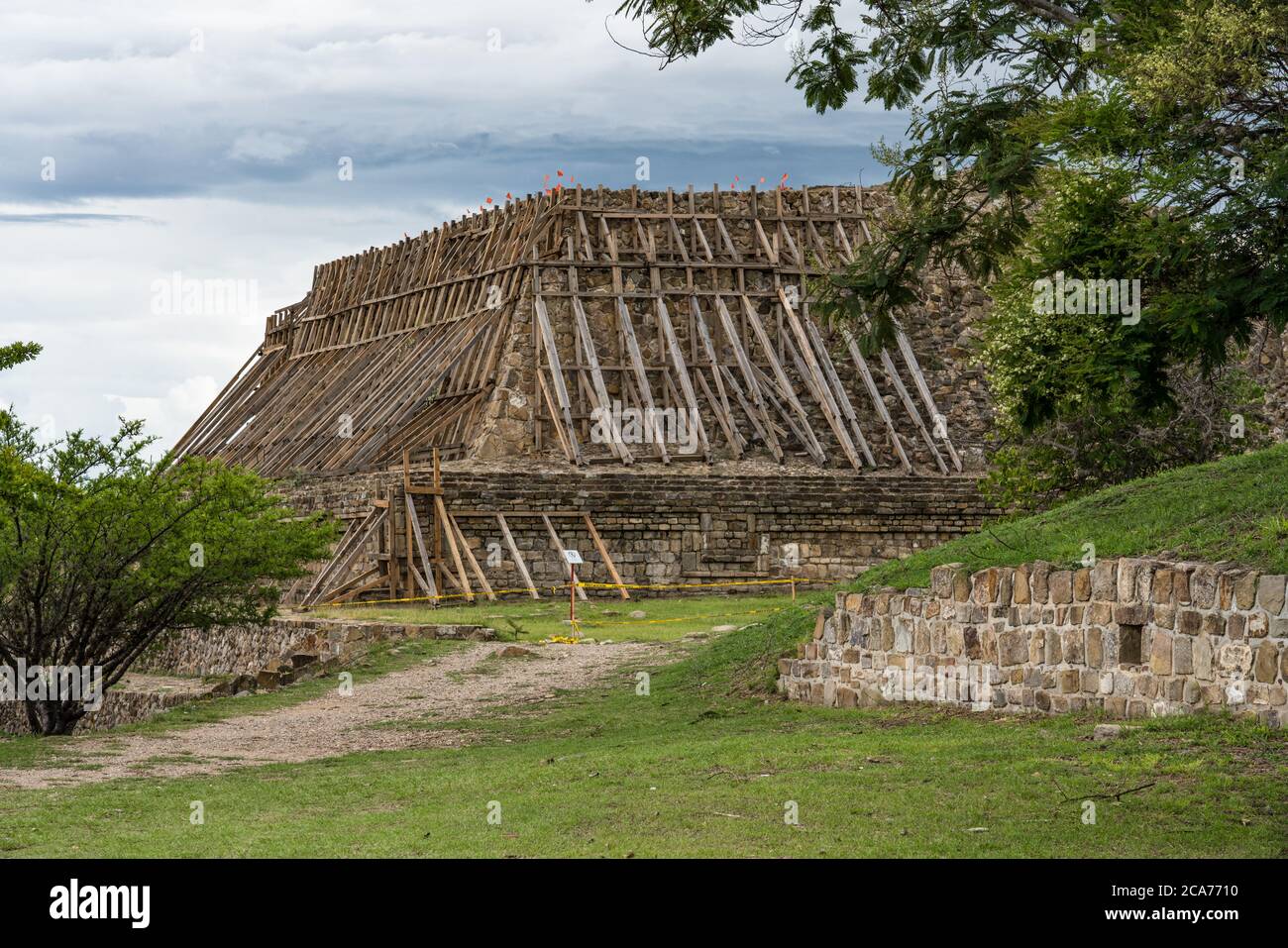 Travaux de stabilisation archéologique sur la construction A dans les ruines de Zapotec précolombiennes de Monte Alban à Oaxaca, Mexique. Un site classé au patrimoine mondial de l'UNESCO. Banque D'Images