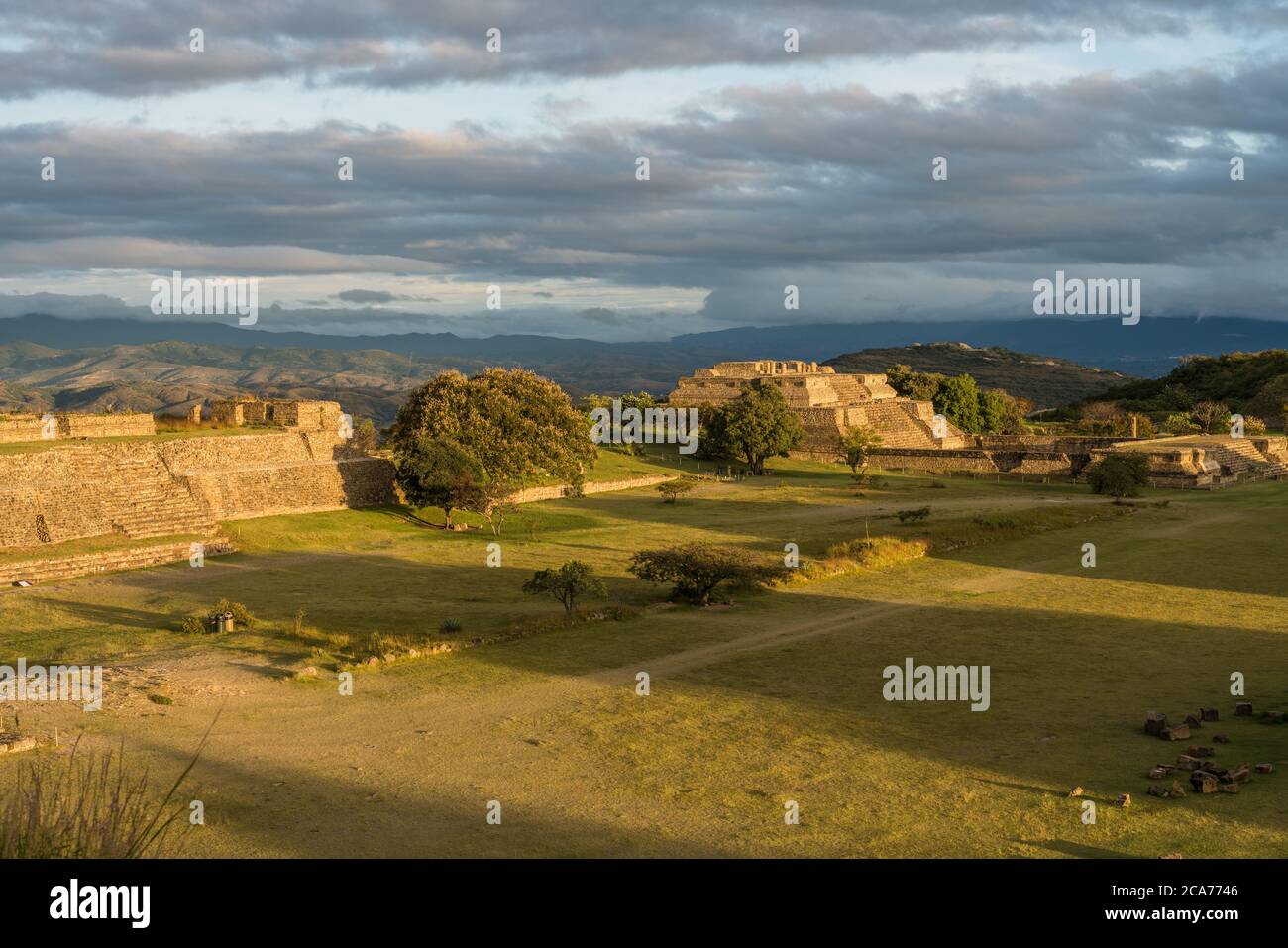 Une vue au lever du soleil sur le côté ouest de la place principale dans les ruines précolombiennes de Zapotec de Monte Alban à Oaxaca, Mexique. Un site classé au patrimoine mondial de l'UNESCO. Banque D'Images