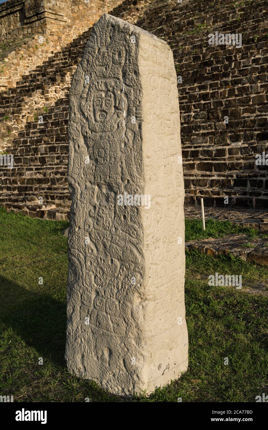 Stela 9 est un obélisque de pierre sculpté sur les quatre côtés devant la plate-forme nord des ruines précolombiennes Zapotec de Monte Alban à Oaxaca, au Mexique Banque D'Images