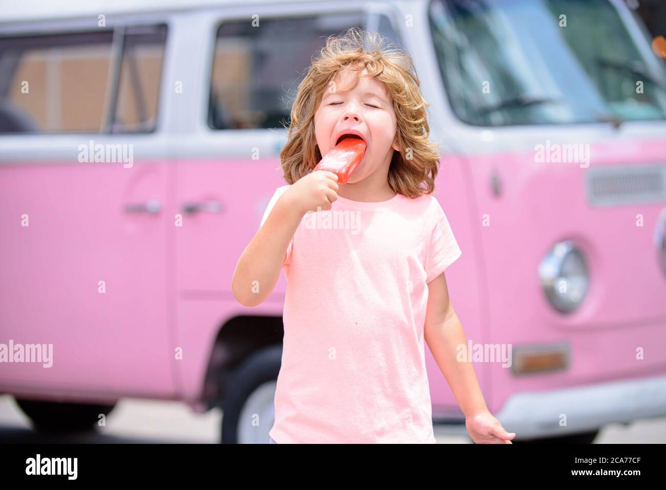 Enfant Qui Mange De La Creme Glacee Enfant Avec Dessert Congele A La Main Glace Delicieuse Photo Stock Alamy