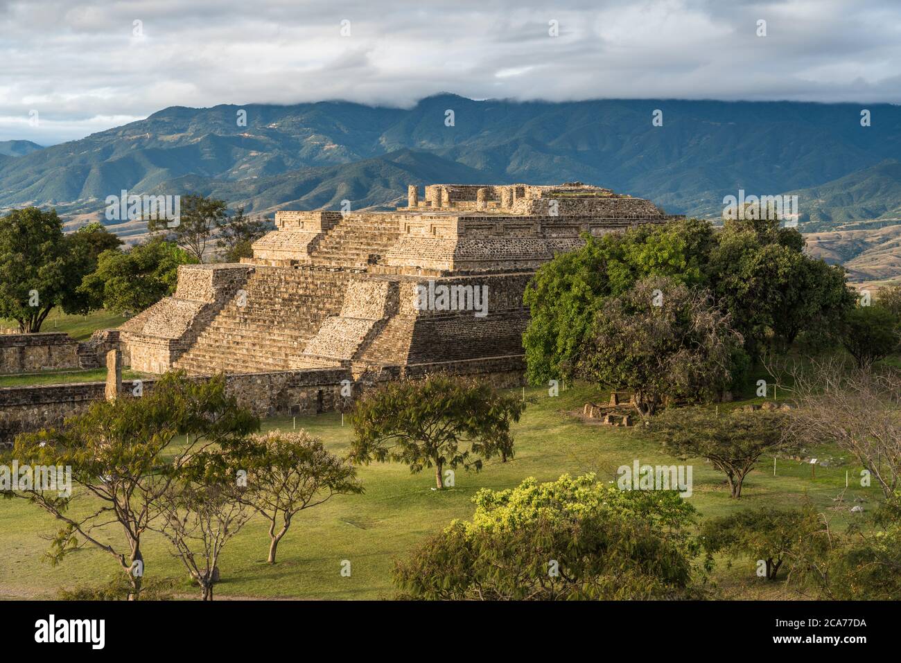 Bâtiment K des pyramides du Groupe IV dans les ruines précolombiennes de Zapotec de Monte Alban à Oaxaca, Mexique. Un site classé au patrimoine mondial de l'UNESCO. Banque D'Images