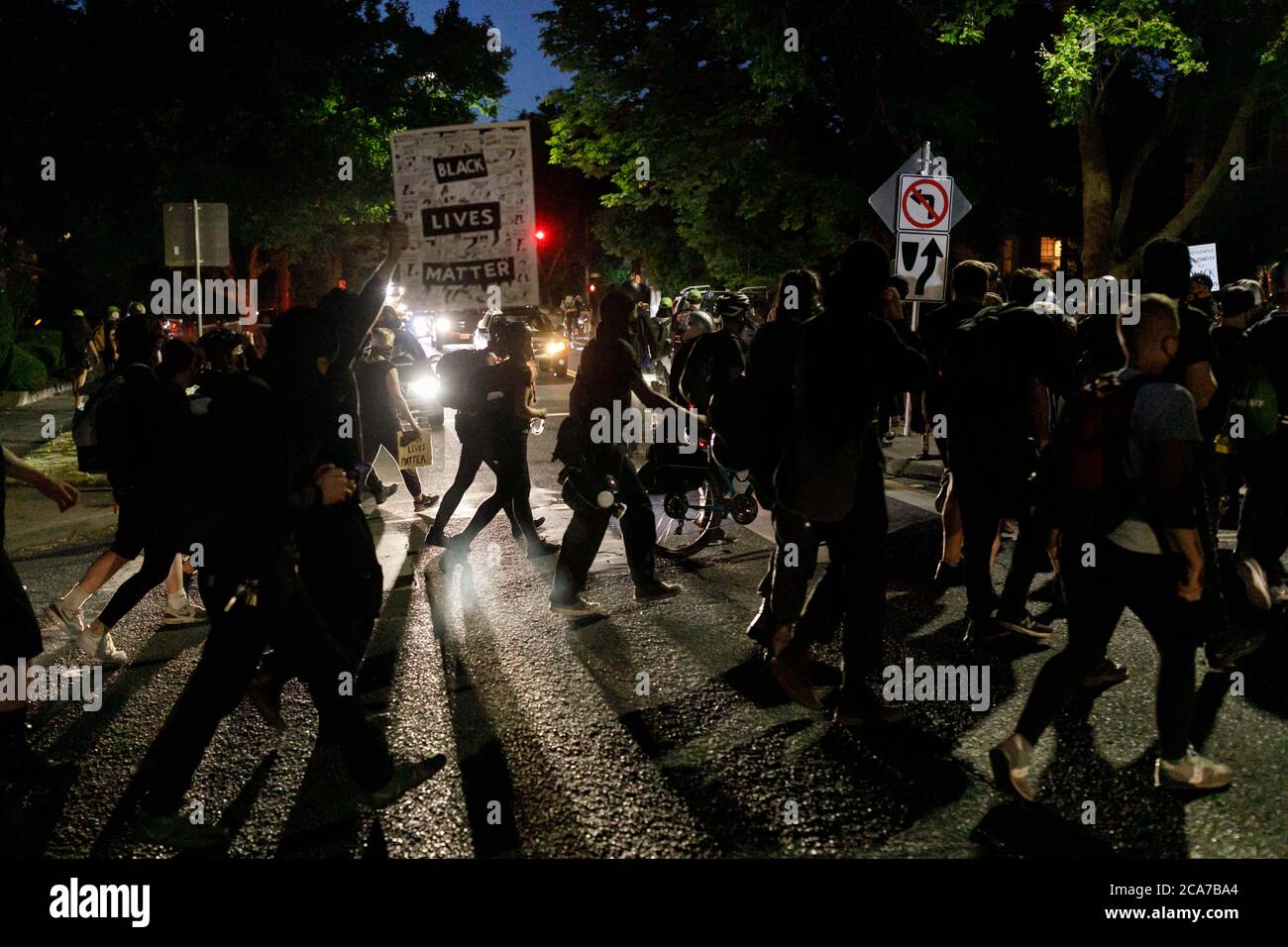 Portland, États-Unis. 03ème août 2020. Environ 150 manifestants défilent du parc Laurelhurst au bureau du shérif du comté de Multnomah (CSO) pour se rassembler contre les brutalités policières et les meurtres de Noirs, dans la 68e nuit consécutive des manifestations à Portland, Oregon, le 3 août 2020. Deux arrestations ont eu lieu après que des bouteilles aient été lancées contre des officiers. (Photo de John Rudoff/Sipa USA) crédit: SIPA USA/Alay Live News Banque D'Images