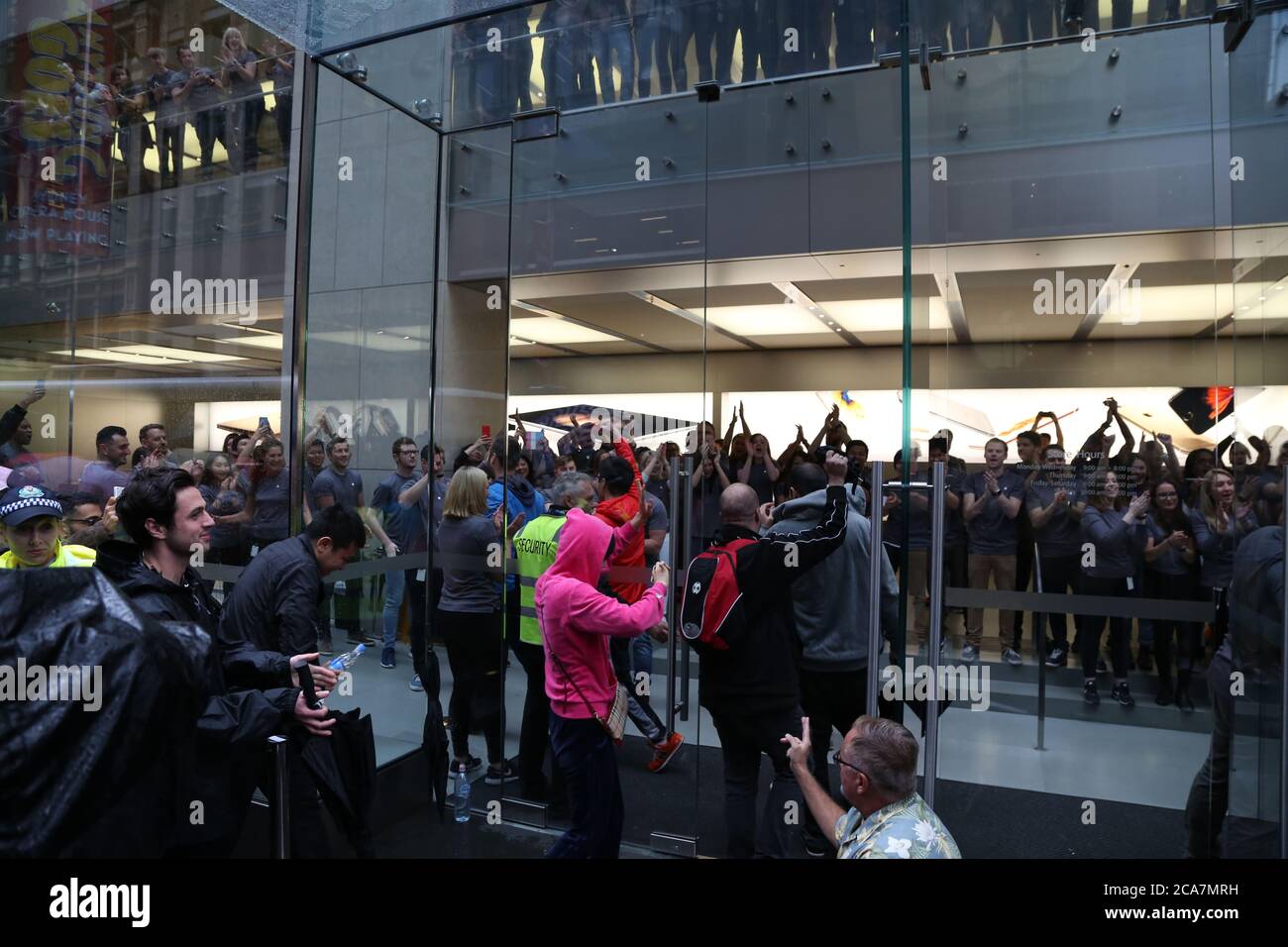 Sydney, Australie. 25 septembre 2015. Photo : les portes sont ouvertes pour laisser entrer les premiers acheteurs à 8:00 tandis que le personnel Apple les applaudisse et les claque. Lindsa Banque D'Images