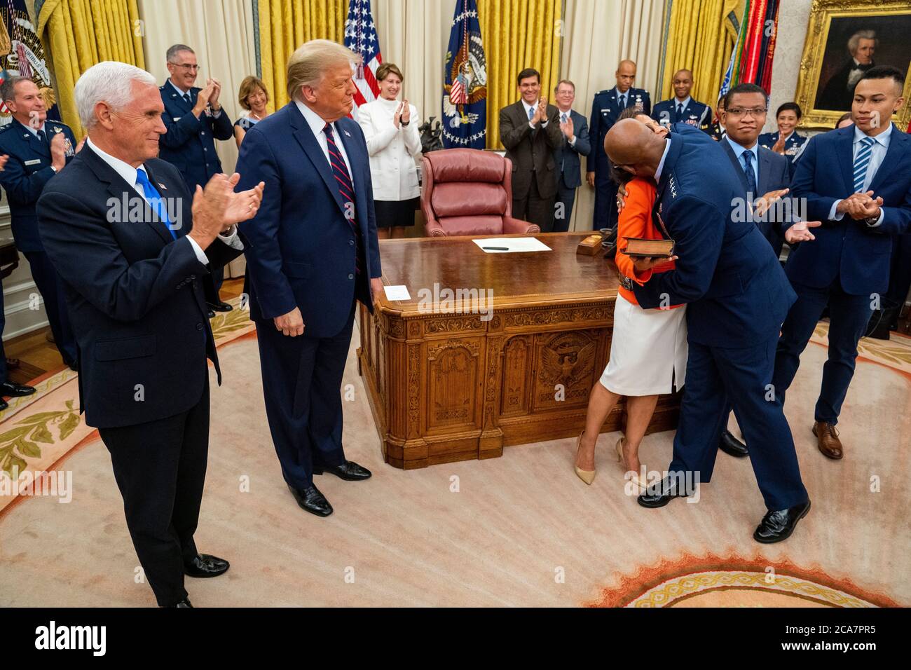 Washington, États-Unis d'Amérique. 04e août 2020. Le président des États-Unis Donald J. Trump et le vice-président des États-Unis Mike Pence participent à l'assermentation du général Charles Q. Brown en tant que nouveau chef d'état-major de l'Armée de l'Air dans le Bureau ovale de la Maison Blanche à Washington, DC, le mardi 4 août 2020. Credit: Doug Mills/Pool via CNP | usage dans le monde crédit: dpa/Alay Live News Banque D'Images