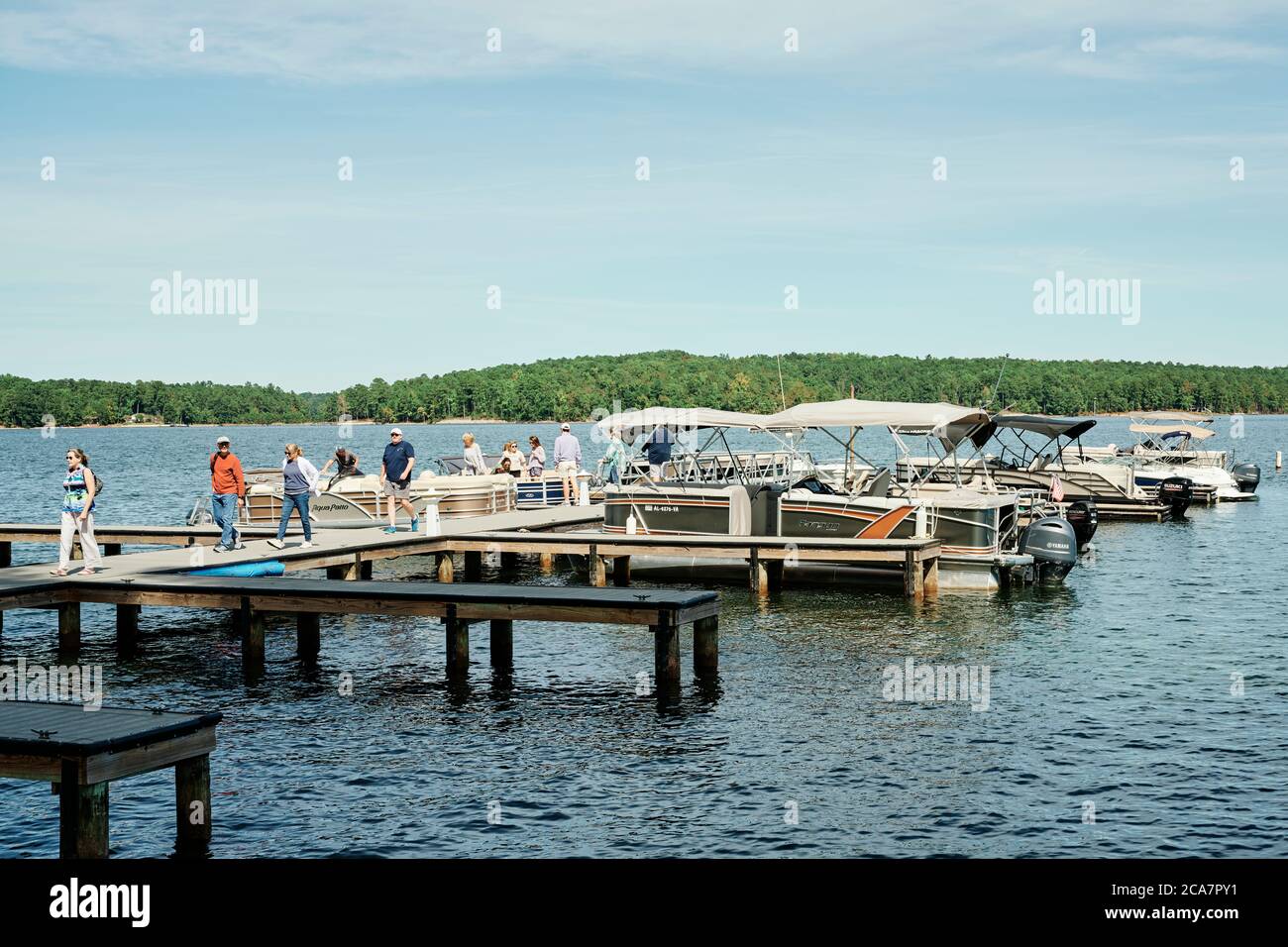 Quais et plaisanciers avec bateaux à quai au restaurant Kowaliga sur le lac Martin, Alabama, États-Unis. Banque D'Images