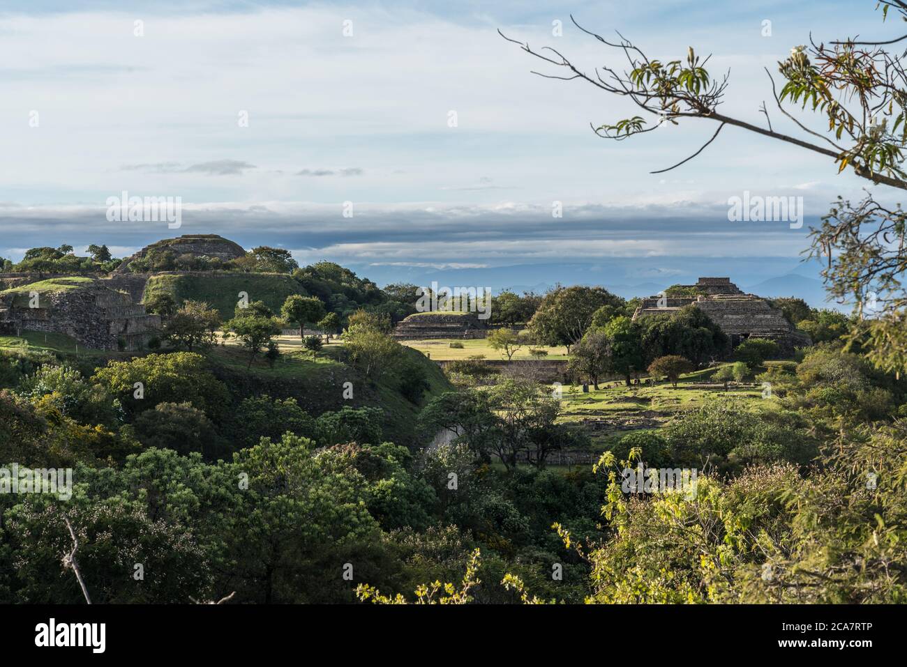 Une vue des pyramides du Groupe IV, du Groupe M et de la plate-forme Sud de la plate-forme Nord des ruines de Zapotec précolombiennes de Monte Alban à Oaxac Banque D'Images