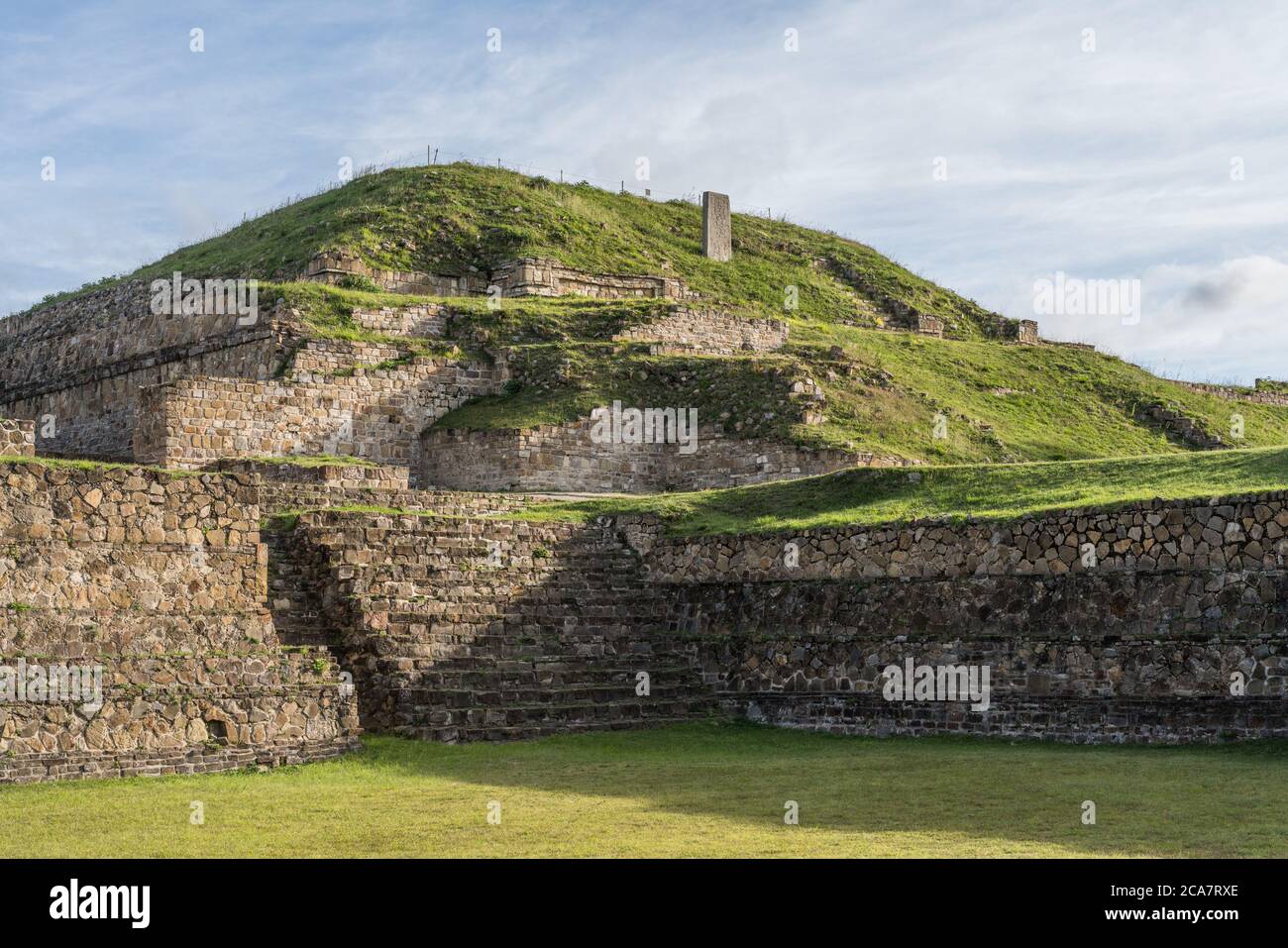 Le côté sud partiellement restauré du bâtiment E et de la Stela VGE-2 dans les ruines précolombiennes de Zapotec de Monte Alban à Oaxaca, au Mexique. UN MONDE DE L'UNESCO H Banque D'Images