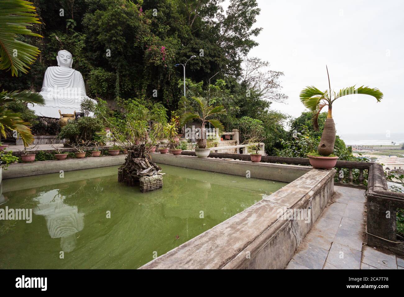 Da Nang / Vietnam - 15 janvier 2020 : sculpture de bouddha en marbre blanc avec réflexion sur l'eau de la piscine dans les montagnes de marbre Banque D'Images
