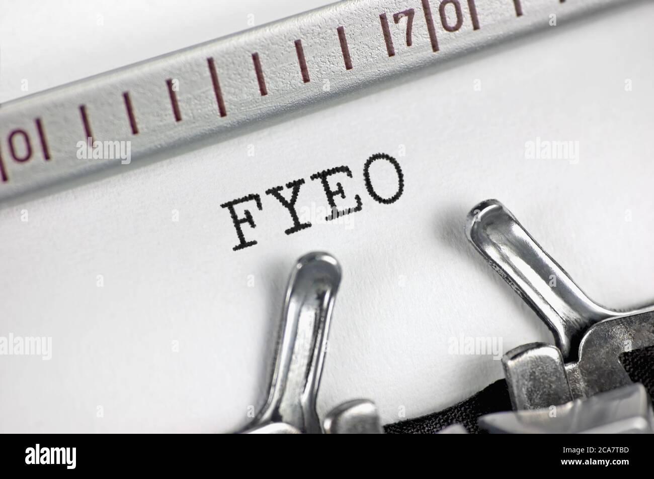 Pour vos yeux seulement initialisme FYEO texte macro gros plan, dactylographe acronyme dactylographié, top secret classifié information bulletin abréviation Banque D'Images