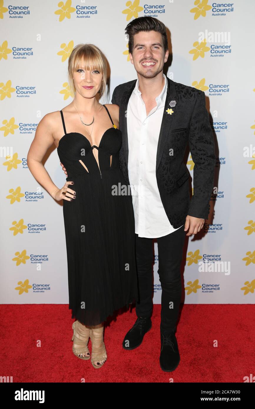 Sydney, Australie. 9 octobre 2015. Matt & Jess, compétiteurs du facteur X, arrive sur le tapis rouge au cancer Council, Emeralds & Ivy ball, à Syd Banque D'Images