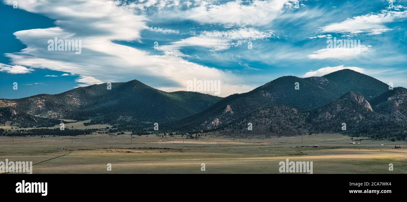 Vue sur la montagne depuis les plaines du colorado tout en volant en montgolfière le jour ensoleillé. Angle unique des montagnes rocheuses Banque D'Images