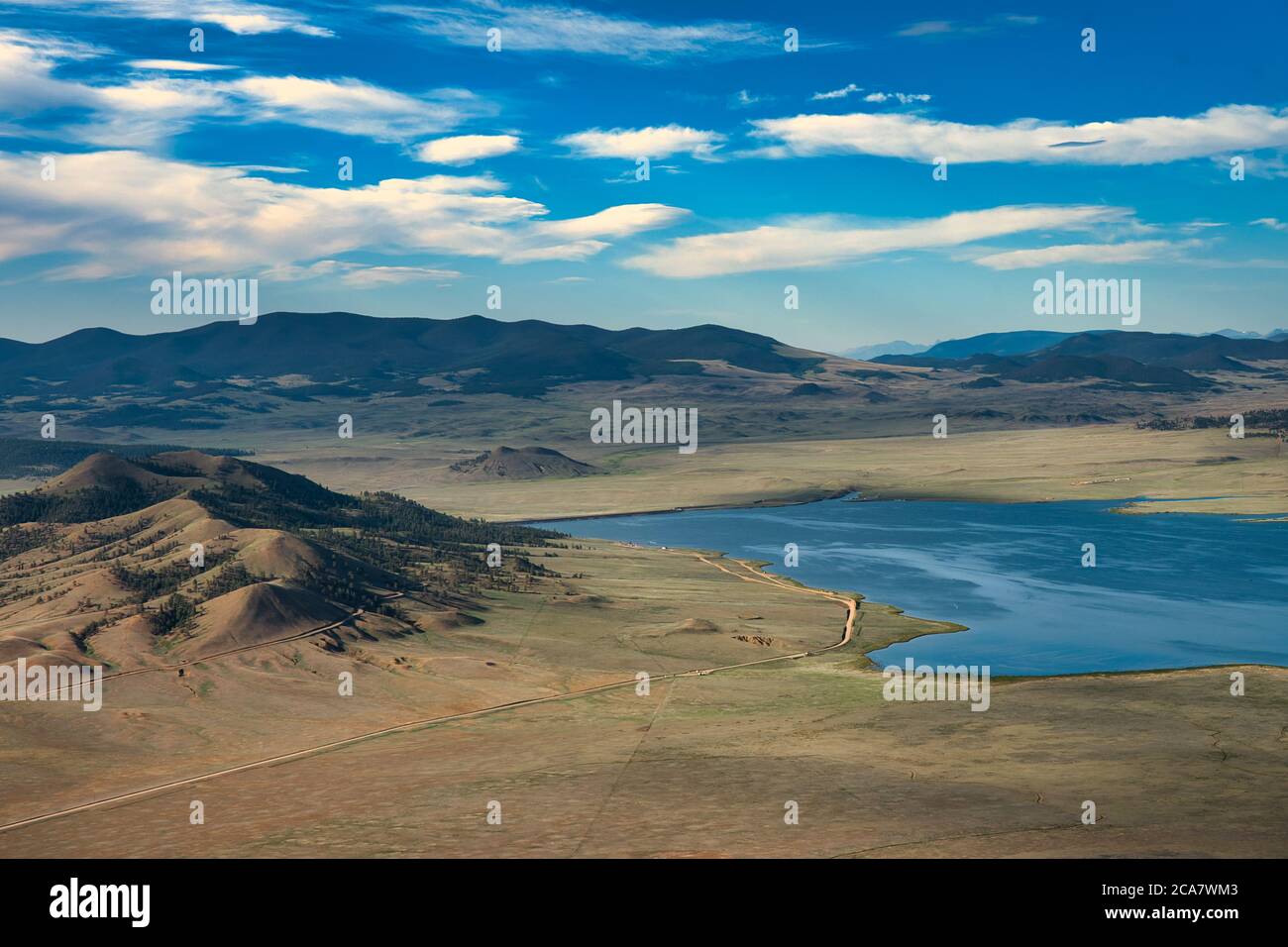 Lac au bout d'une route. Vue sur les collines et les montagnes depuis le vol en montgolfière dans le colorado Banque D'Images