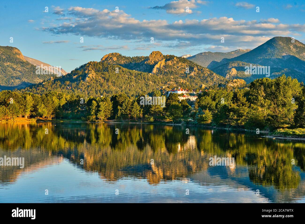 Lac Estes, reflet des montagnes Rocheuses et de la ville environnante d'Estes Park. Divers repères visibles sur une scène paisible et réfléchissante Banque D'Images