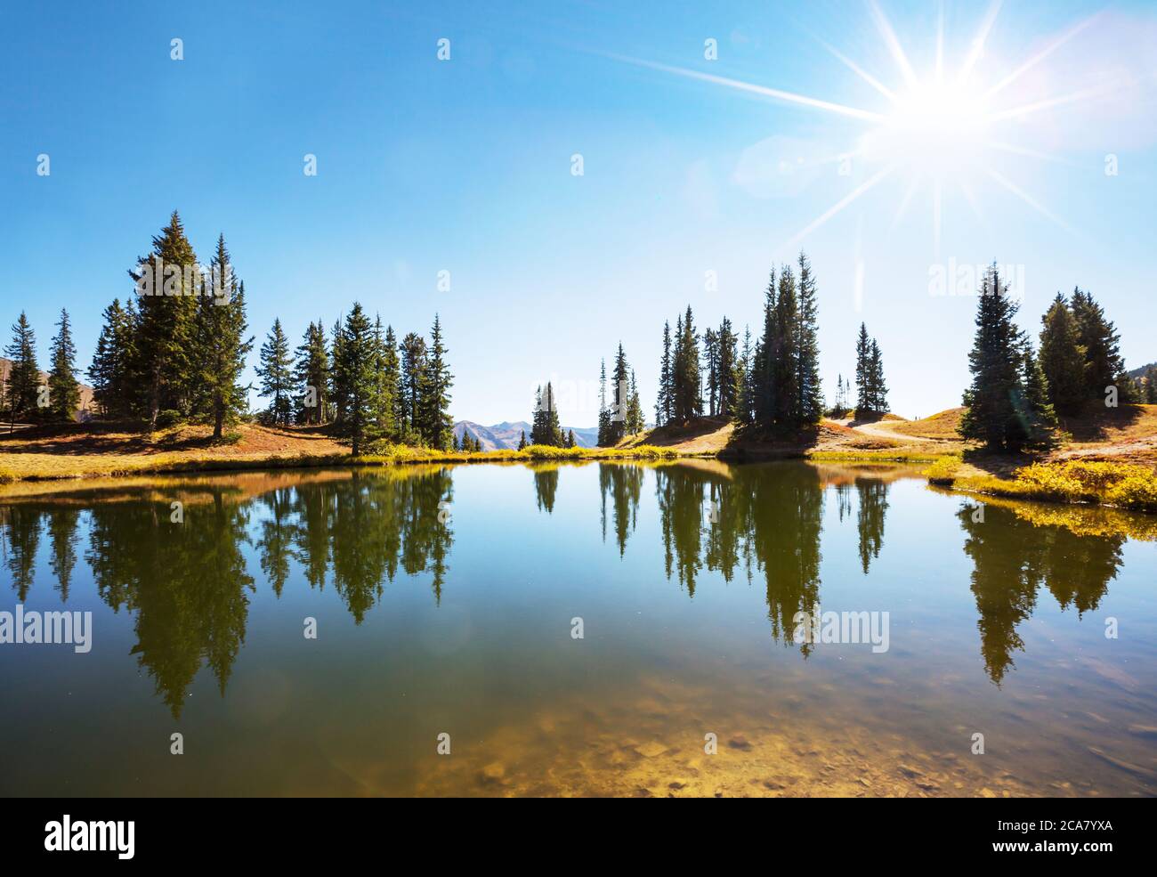 Lac de la sérénité dans les montagnes en été. Beaux paysages naturels. Banque D'Images