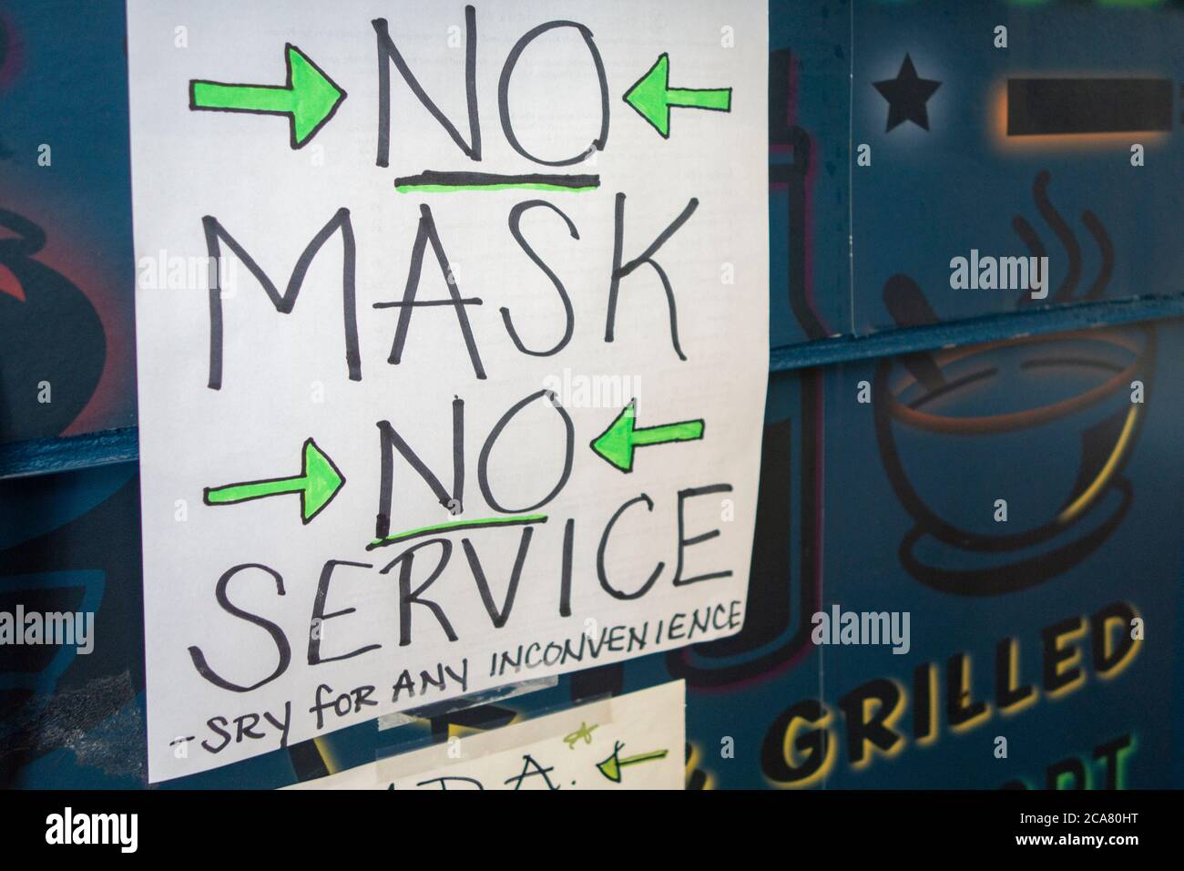 Message du panneau « No Mask No service » à l'avant du magasin du service alimentaire destiné aux clients pour Covid 19 Banque D'Images