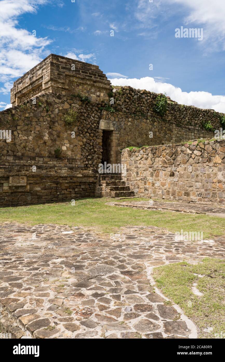 Détail de la pierre et une porte dans le bâtiment U aux ruines de Zapotec pré-colombiennes de Monte Alban à Oaxaca, Mexique. Un temple a été construit à l'origine sur Banque D'Images