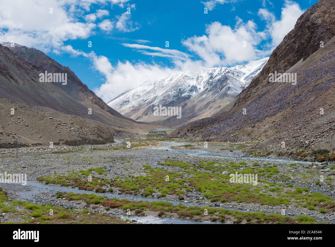 Ladakh, Inde - magnifique vue panoramique entre Pangong TSO et Chang la Pass à Ladakh, Jammu et Cachemire, Inde. Banque D'Images