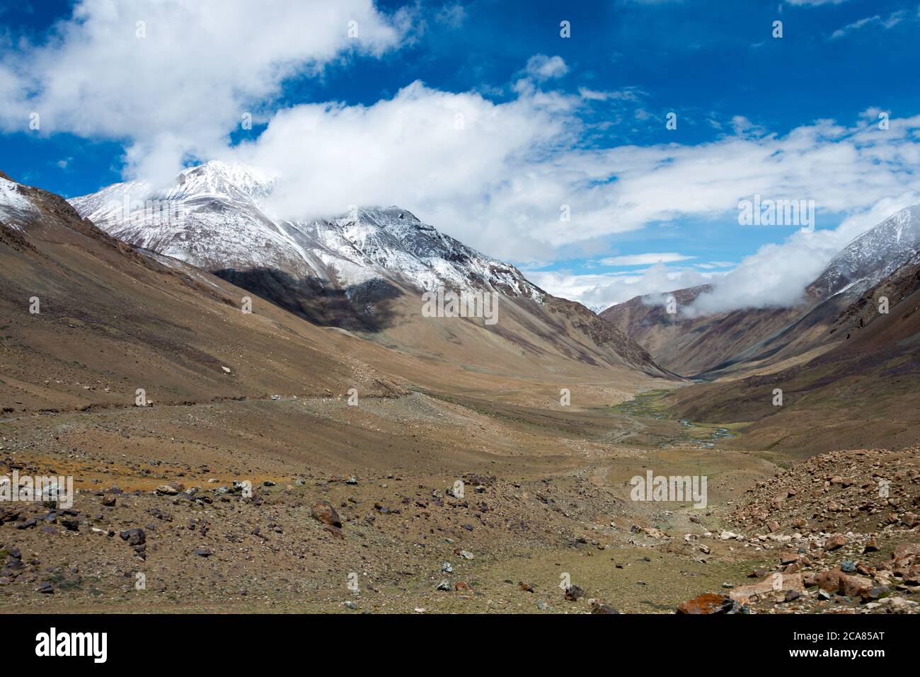 Ladakh, Inde - magnifique vue panoramique entre Pangong TSO et Chang la Pass à Ladakh, Jammu et Cachemire, Inde. Banque D'Images