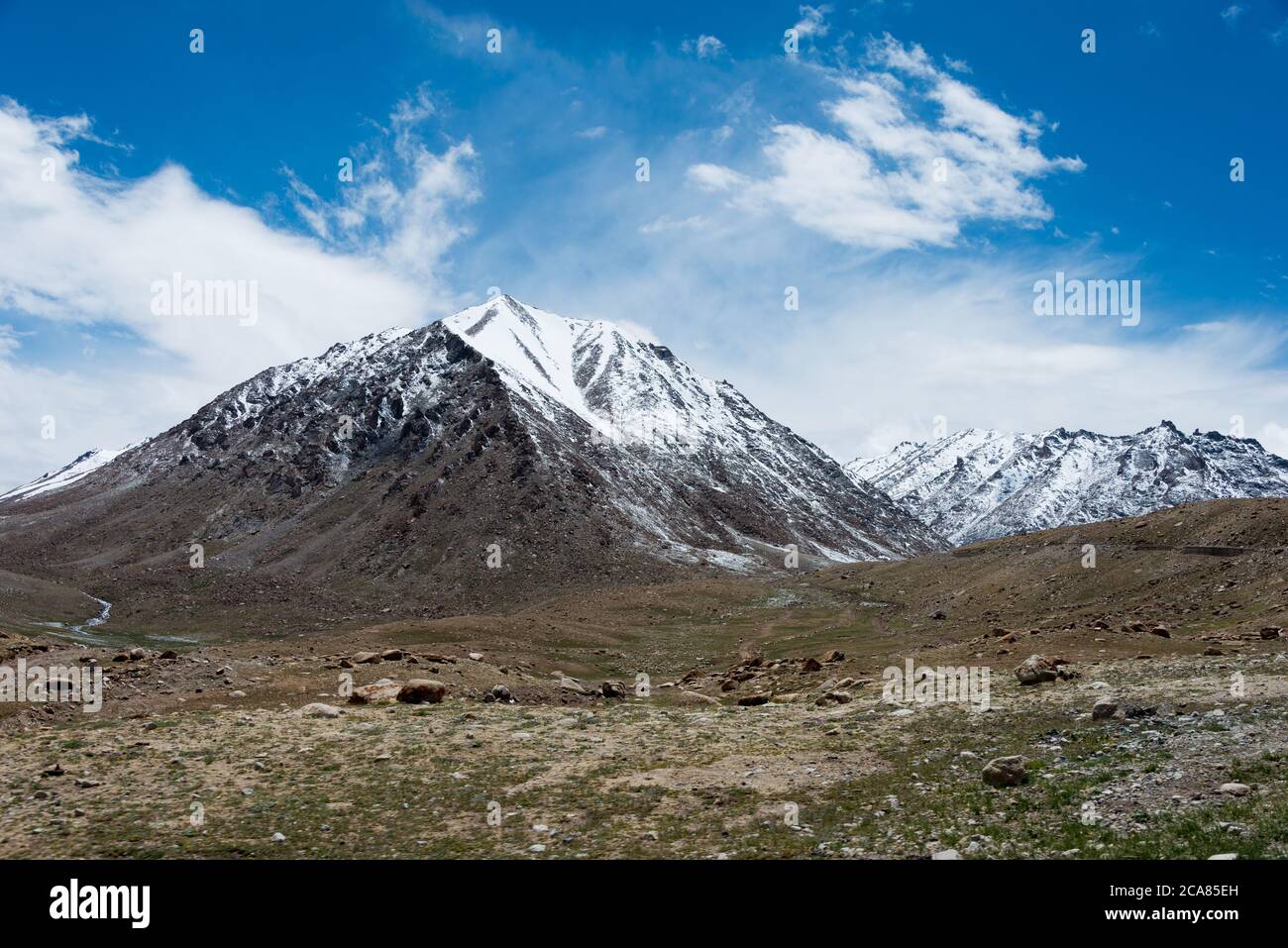 Ladakh, Inde - magnifique vue panoramique entre Pangong TSO et Chang la Pass à Ladakh, Jammu et Cachemire, Inde. Banque D'Images