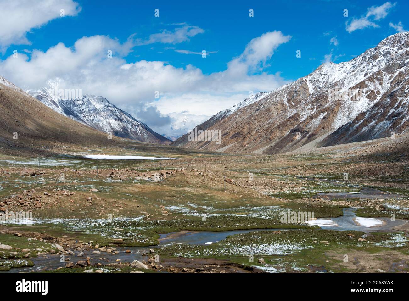 Ladakh, Inde - magnifique vue panoramique entre Pangong TSO et Chang la Pass à Ladakh, Jammu et Cachemire, Inde. Banque D'Images