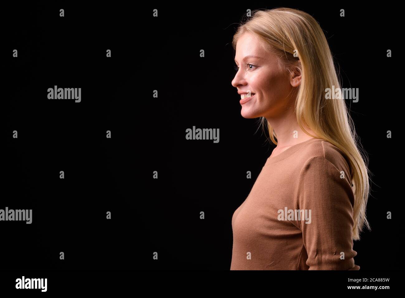 Portrait d'une femme heureuse et belle avec des cheveux blonds Banque D'Images