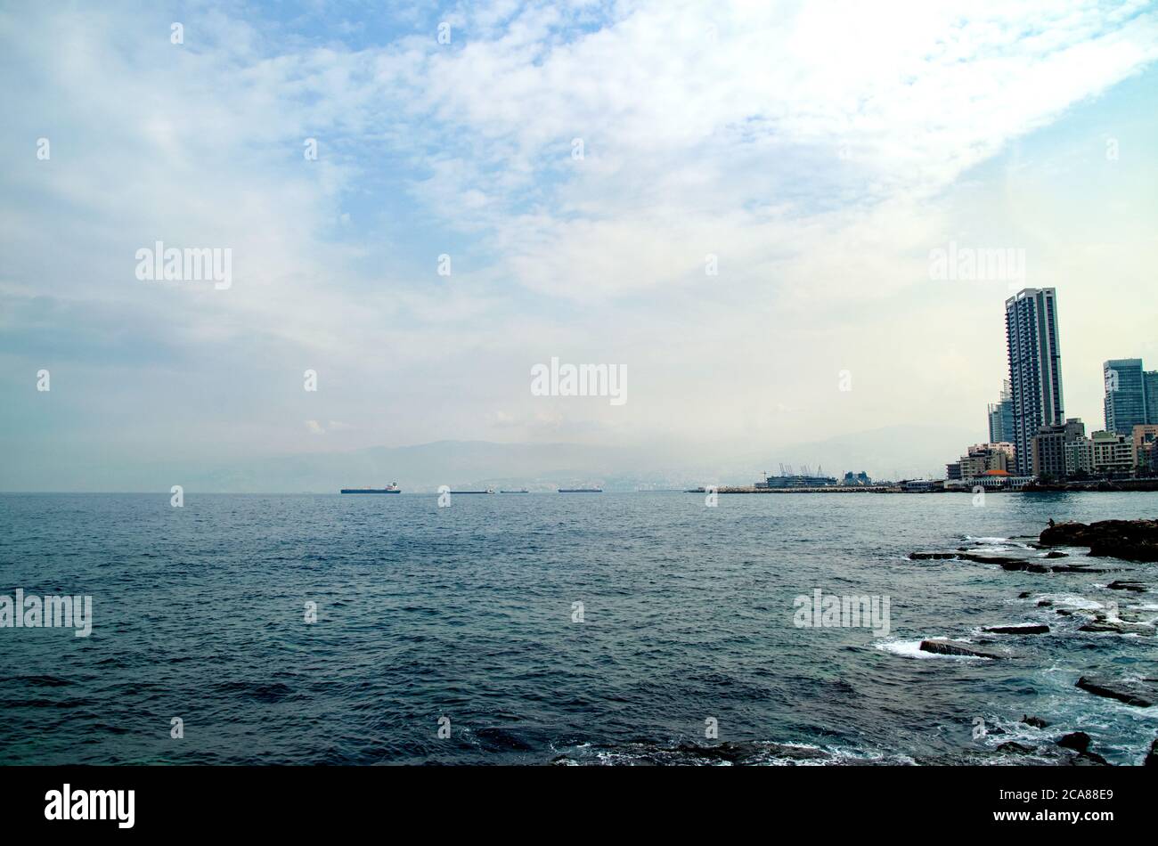 Belle matinée dans le port de Beyrouth, Liban avec la ville et ses gratte-ciel et bâtiments à l'horizon. Banque D'Images