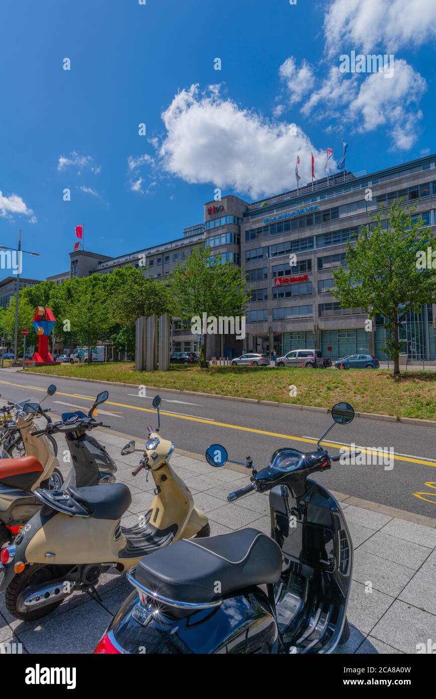 Bâtiment avec centre commercial Theo, syndicat verdi et réforme de la solvabilité, Theodor-Heuss-Strasse, Stuttgart, Bade-Wurtemberg, Allemagne du Sud Banque D'Images