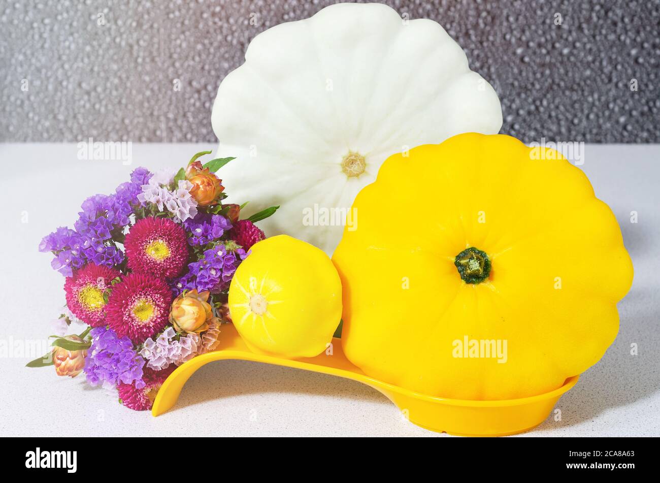 Différents cendre et bouquet coloré sur une table de cuisine blanche. Mise au point sélective Banque D'Images