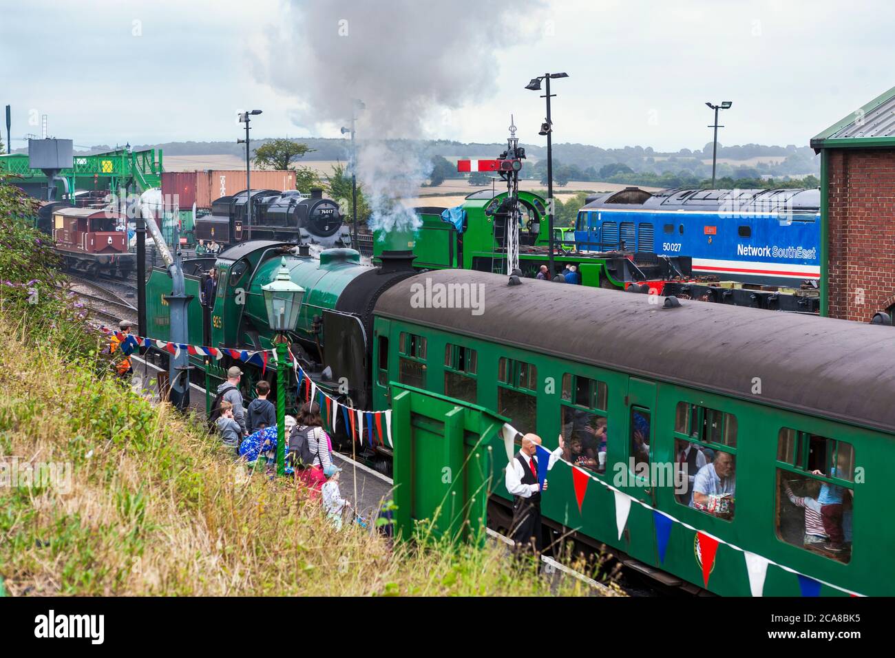 Une journée chargée à la gare de Robley sur le chemin de fer à vapeur Mid-Hants (la ligne de Watercress), Hampshire, Angleterre, Royaume-Uni Banque D'Images