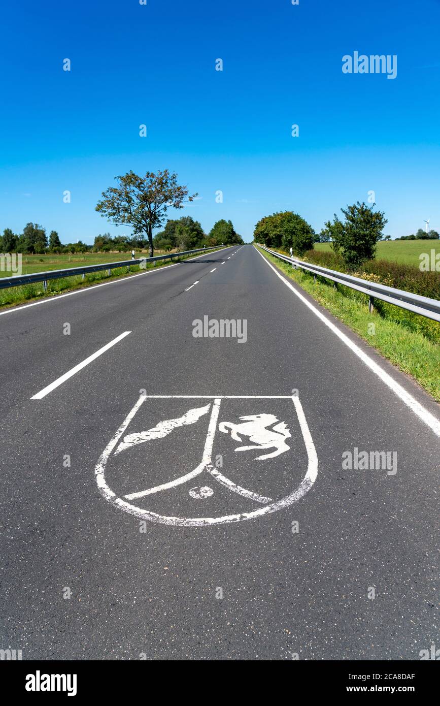 Route fédérale B265, frontière d'état au sud de la ville de Kehr, entre la Rhénanie-du-Nord-Westphalie et la Rhénanie-Palatinat, NRW Crest sur la route, Allemagne, Banque D'Images