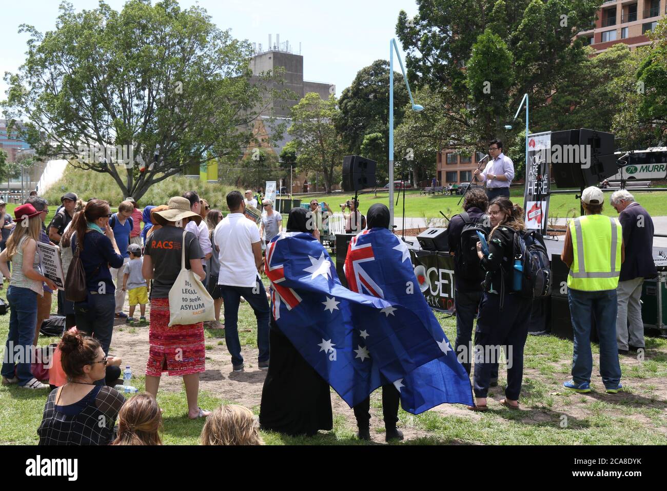 Deux jeunes musulmanes, représentant la jeunesse musulmane australienne, enroulés dans des drapeaux australiens, participent à l'événement Walk Together Sydney à Prince Alfre Banque D'Images