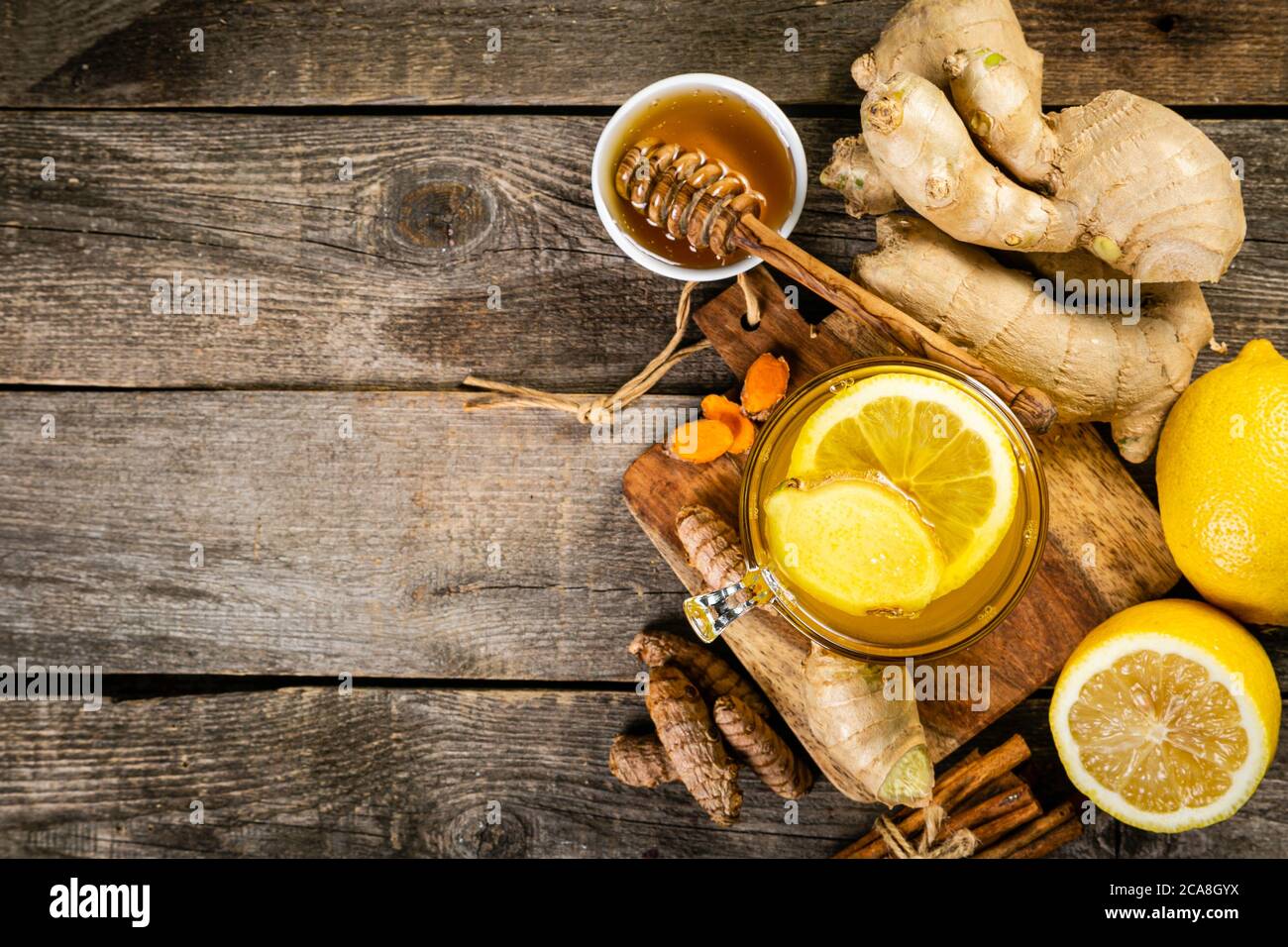 Le système immunitaire de l'automne - le gingembre et thé au curcuma et ingrédients Banque D'Images