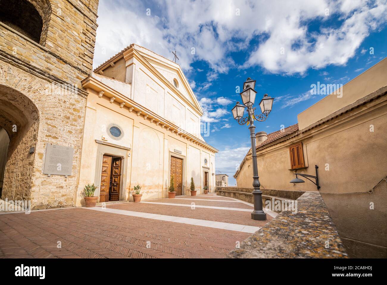 Castellabate, Italie, juin 2020: Basilique pontificale de Santa Maria de Gulia, à Castellabate, dans une journée nuageuse.Castellabate est une petite ville médiévale dans une côte sud de Campanie, Italie. Banque D'Images