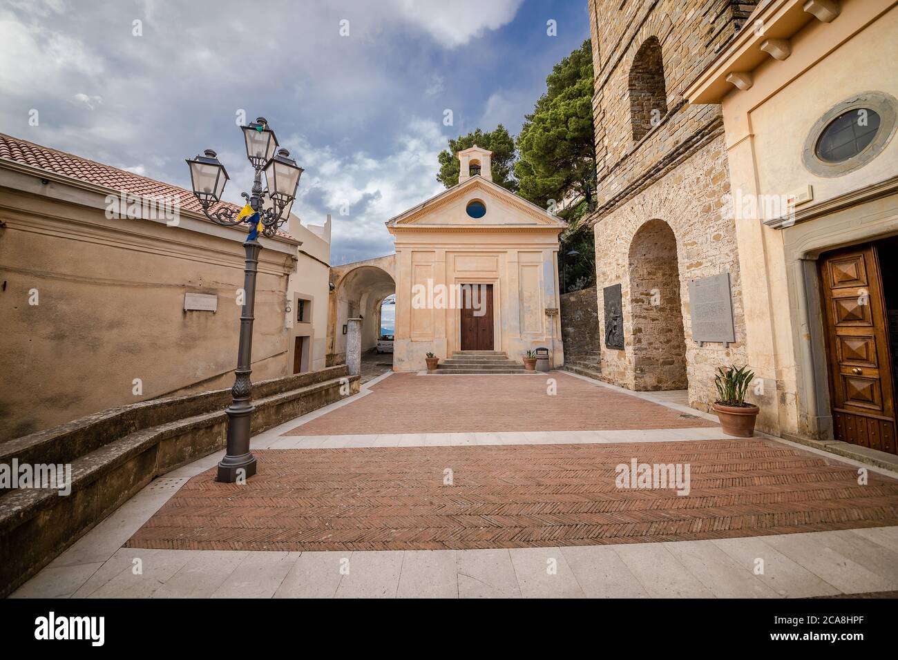 Castellabate, Italie, juin 2020: Basilique pontificale de Santa Maria de Gulia, à Castellabate, dans une journée nuageuse.Castellabate est une petite ville médiévale dans une côte sud de Campanie, Italie. Banque D'Images