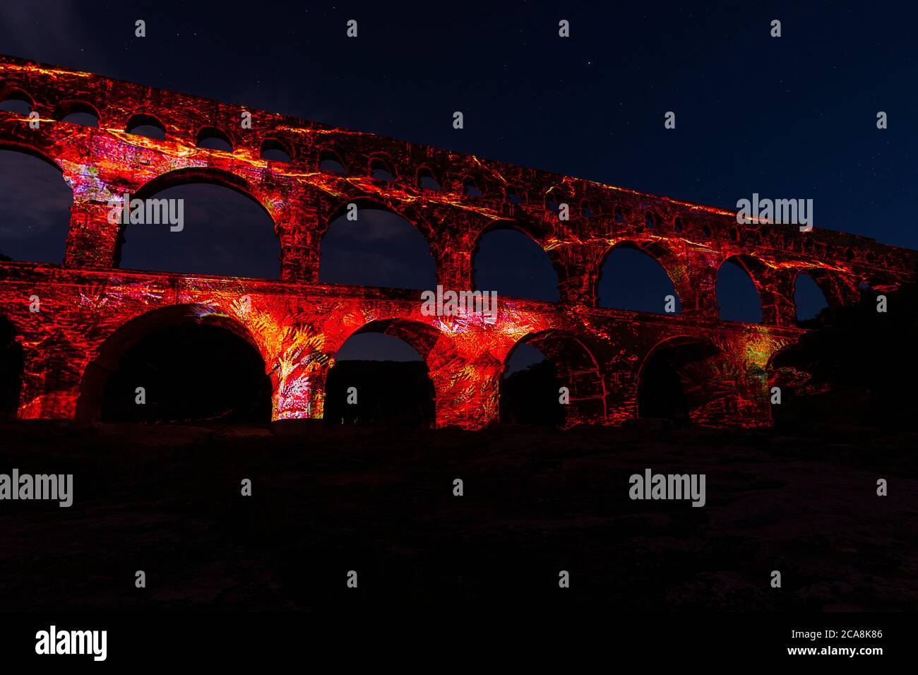 éclairage du pont du gard Banque de photographies et d'images à haute  résolution - Alamy
