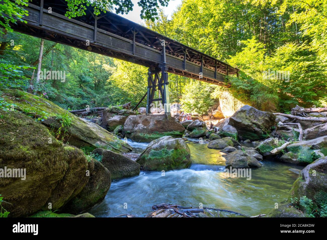 Pont couvert en bois au-dessus des cascades d'Irreler, rapides dans les tronçons inférieurs du Prüm entre Prümzurlay et Irrel, dans le district d'Eifel de Bitbu Banque D'Images