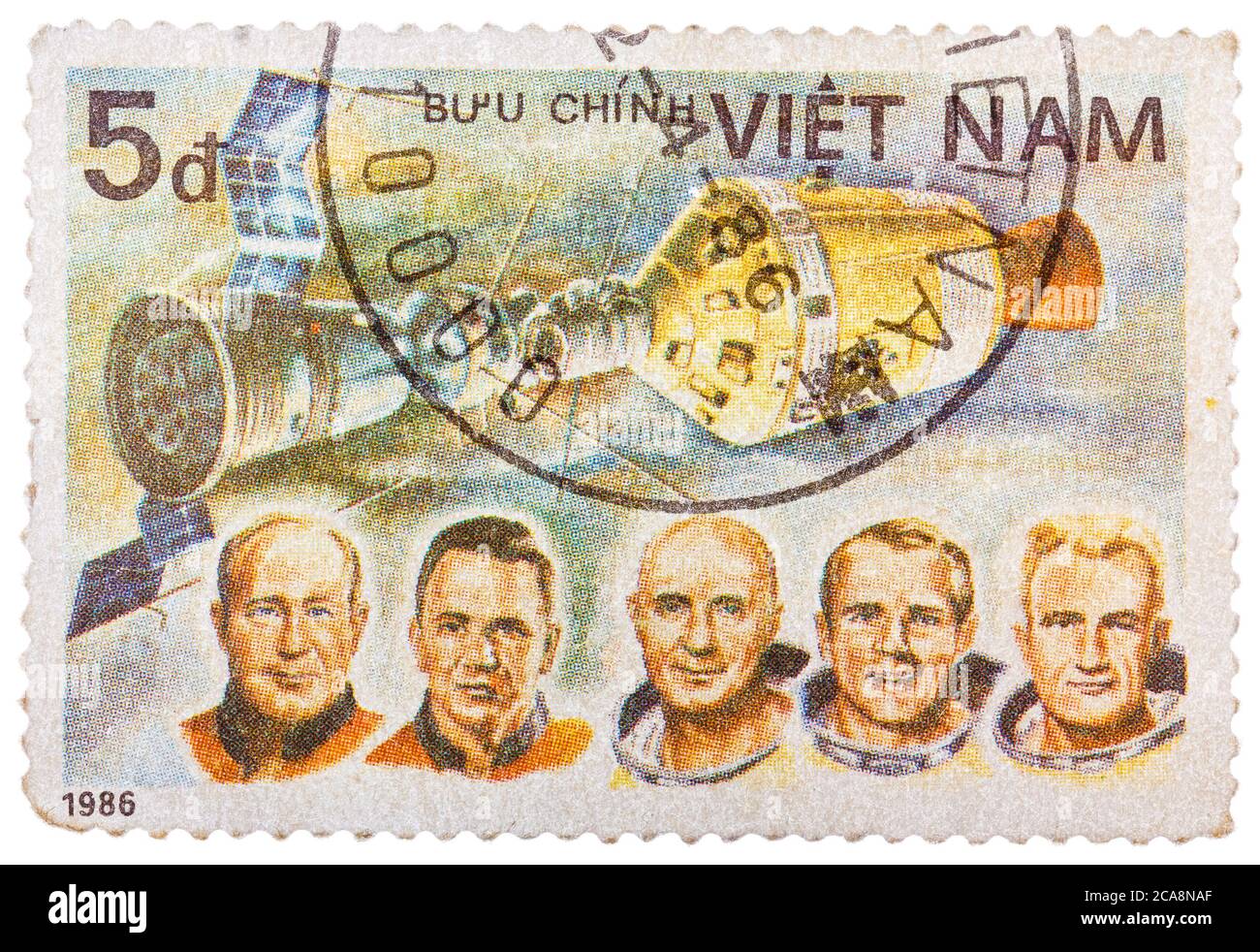 Timbre imprimé au Vietnam montre Apollon Soyuz équipe du projet d'essai Slayton, Stafford, Brand, Leonov, Kubasov Banque D'Images