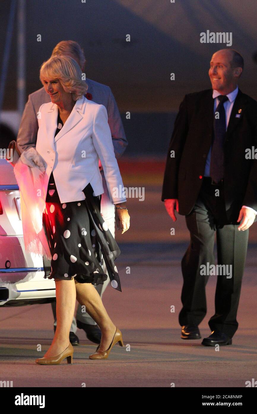 Prince Charles et Camilla, la duchesse de Cornwall, entrent dans la voiture d'attente à l'aéroport de Sydney. Banque D'Images