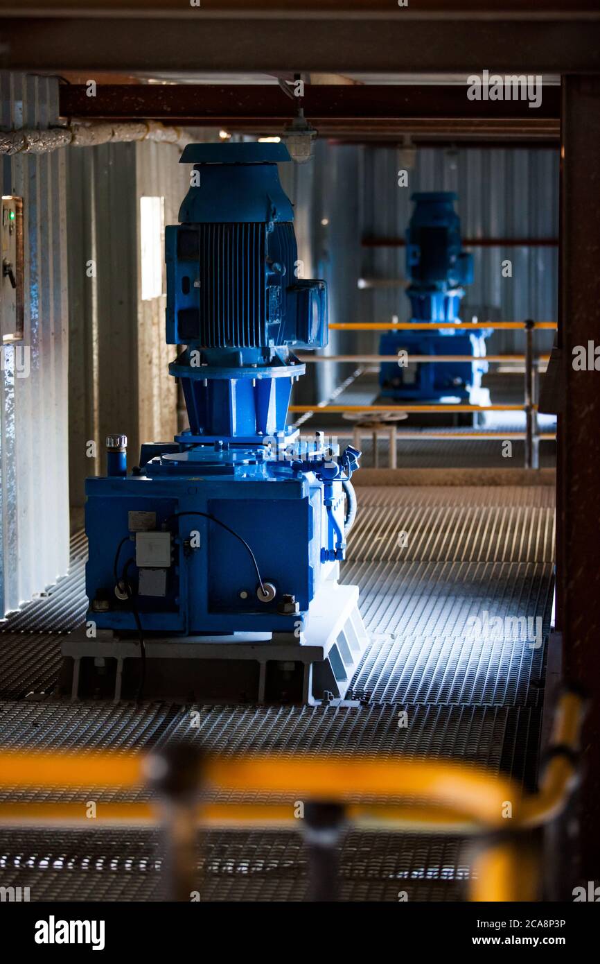 Station de pompage. Atelier d'usine de l'usine d'extraction et de traitement de l'or. Pompe bleue avec moteur électrique. Kazakhstan, entreprise Altynalmas. Banque D'Images