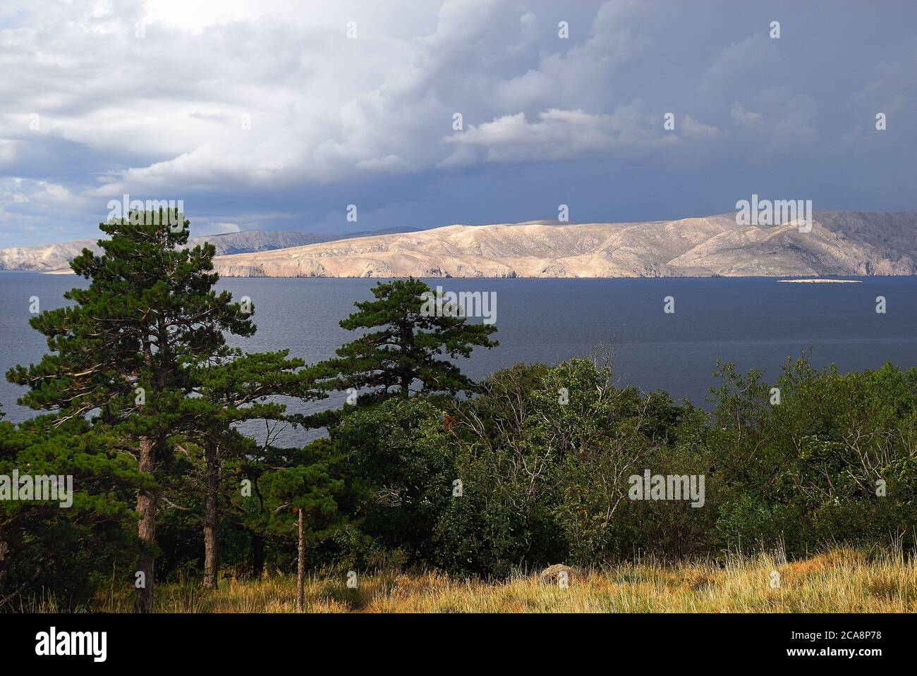 Région de Senj et Lika, Croatie, paysage de l'île de Krk depuis la côte dalmate . Banque D'Images