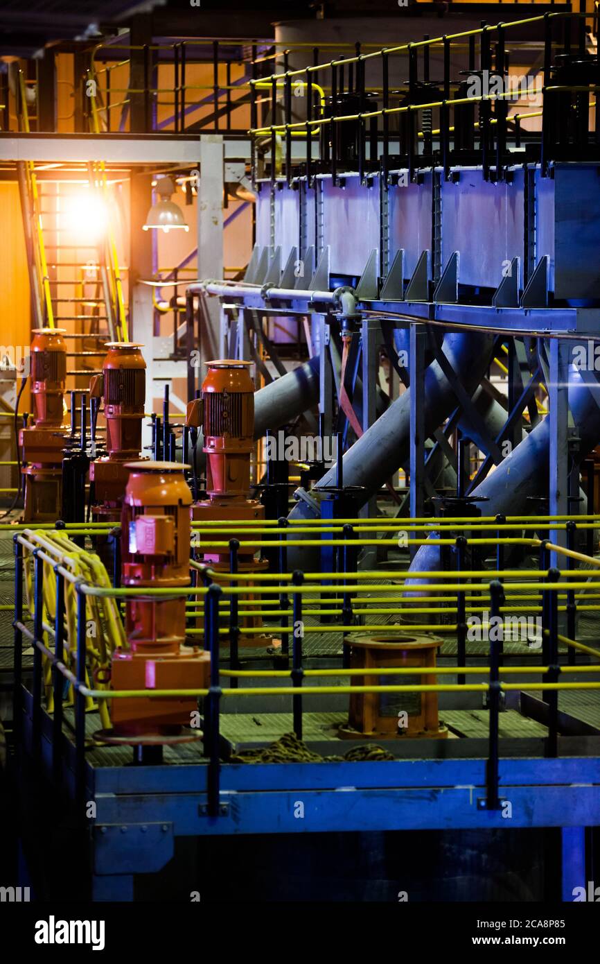 Station de pompage. Atelier d'usine de l'usine d'extraction et de traitement de l'or. Pompes orange et murs bleus. Entreprise Altynalmas. Banque D'Images