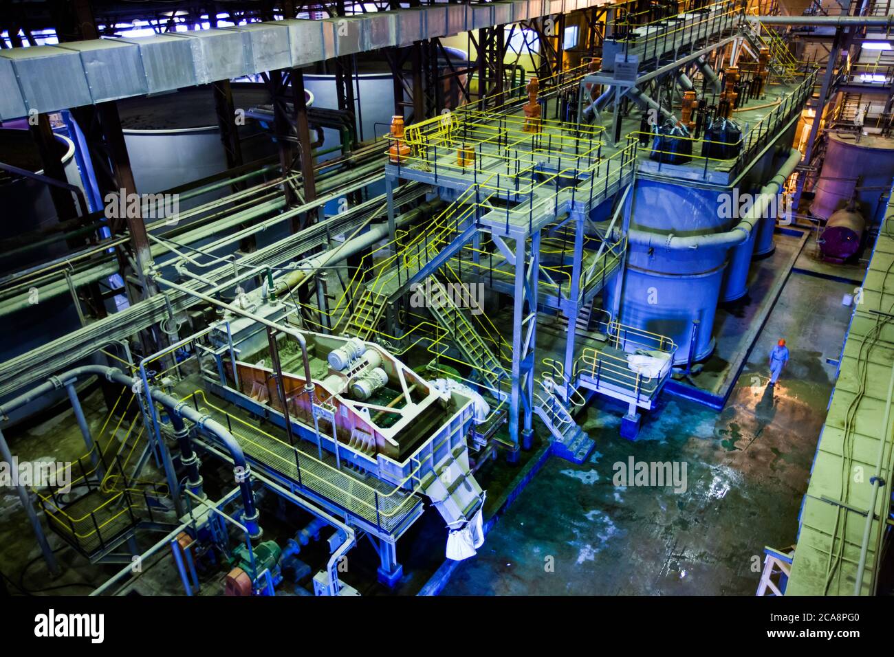 Akbakay/Kazakhstan - avril 23 2012 : station de pompage de l'usine d'extraction et de traitement de l'or. Ouvrier en costume de protection bleu et casque orange. Altynalmas com Banque D'Images