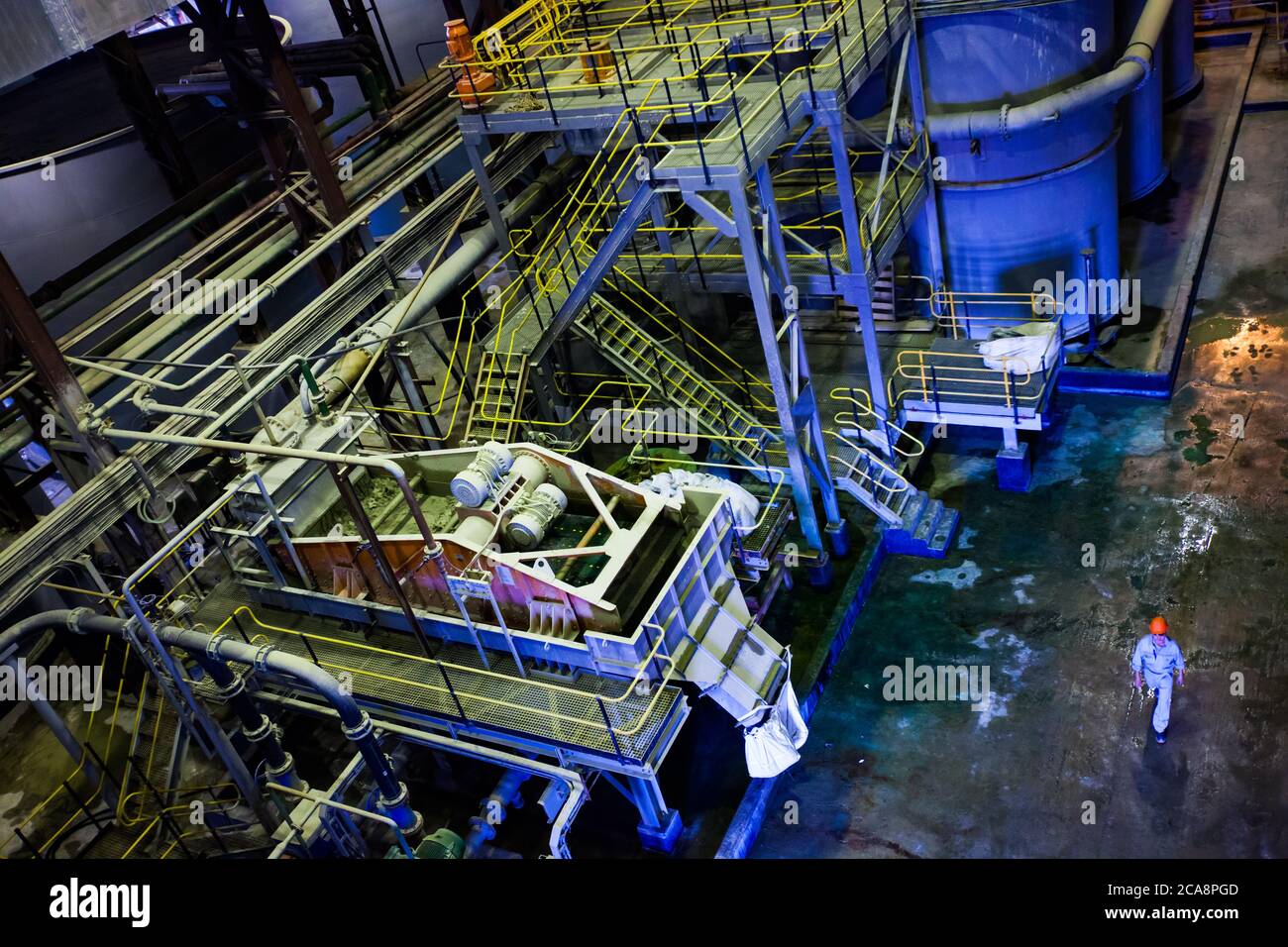 Akbakay/Kazakhstan - avril 23 2012 : station de pompage de l'usine d'extraction et de traitement de l'or avec travailleur en costume de protection bleu et casque orange. Altynalmas Banque D'Images