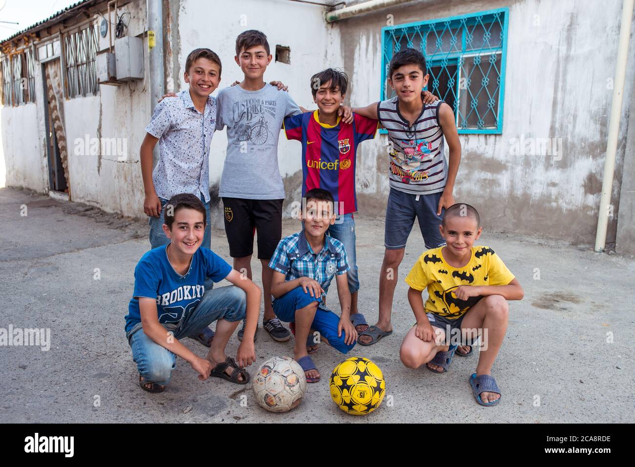 Bakou / Azerbaïdjan - 7 juin 2019 : Portrait des enfants portant des  maillots de football dans la rue Photo Stock - Alamy