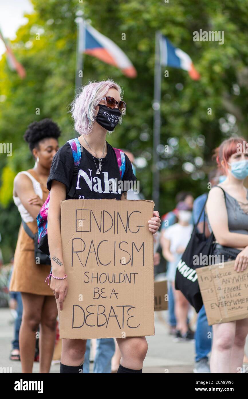 Un manifestant féminin tient un panneau lors d'une manifestation Black Lives Matter, Marble Arch, Londres, 2 août 2020 Banque D'Images