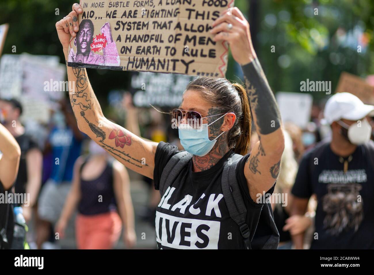 Un manifestant en marche tenant une inscription lors d'une manifestation Black Lives Matter, Marble Arch, Londres, 2 août 2020 Banque D'Images