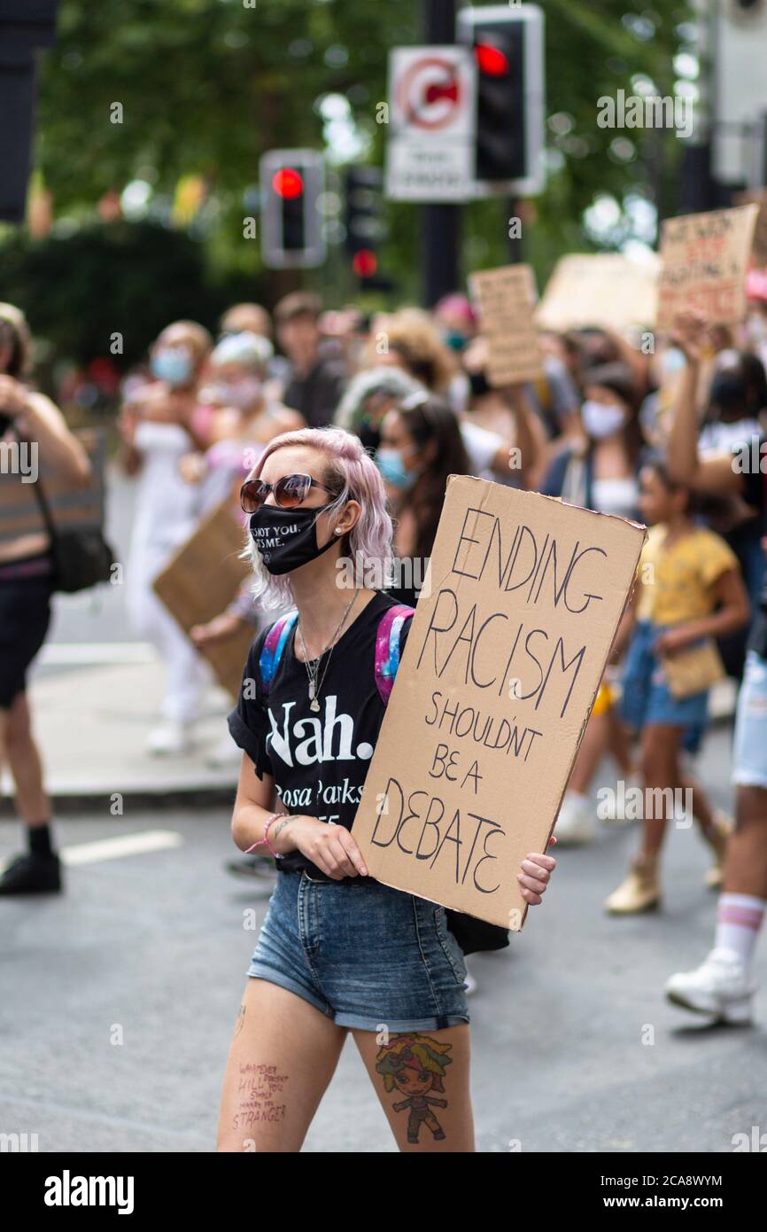 Un manifestant en marche tenant un panneau lors d'une manifestation Black Lives Matter, Londres, 2 août 2020 Banque D'Images
