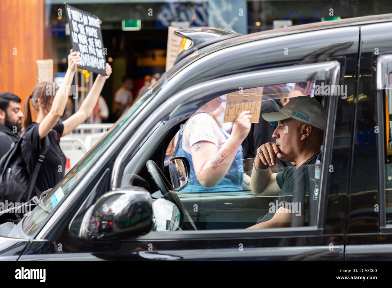 Un conducteur dans une voiture obstruée regarde pendant une démonstration de Black Lives Matter, Londres, 2 août 2020 Banque D'Images