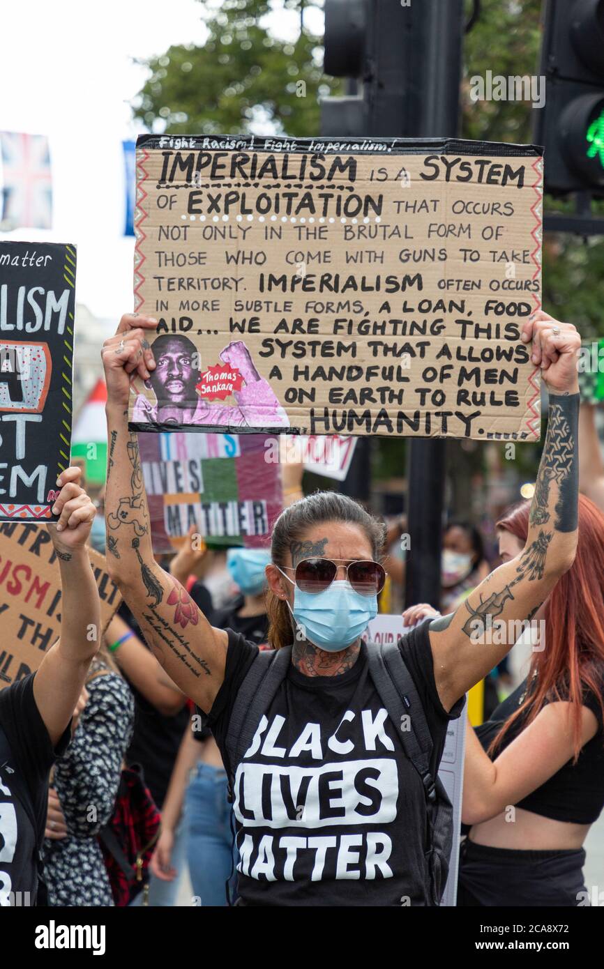 Portrait d'un manifestant félé tenant un panneau lors d'une manifestation Black Lives Matter, Londres, 2 août 2020 Banque D'Images