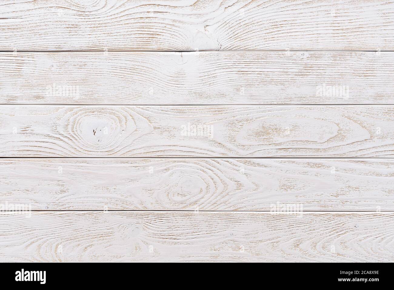 Surface des planches de bois texturées peintes avec de la peinture blanche. Arrière-plan vide de panneaux de bois blancs horizontaux. Motif de plan d'examen rustique pour plus de design. Banque D'Images